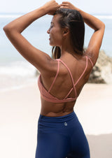 miljøvennlige treningsklær resirkulert econyl blå tights rosa sportsbh yoga topp