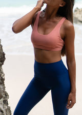 miljøvennlige treningsklær resirkulert econyl blå tights rosa sportsbh yoga topp